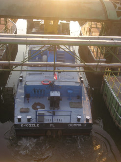 'Dommil 3' shoehorning the convoy into the lock