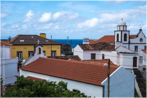 Azoren/Flores, Faja Grande, Das farbige Haus ist die "Casa Argonauta"