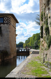 L'écluse sur le Lot entre le moulin et le château (Lustrac, Lot-et-Gar.)