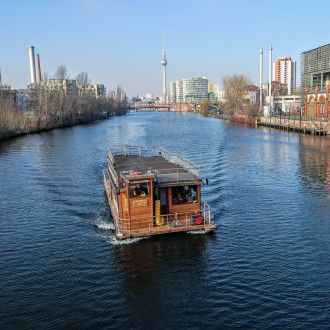 Hausboot auf der Spree / Houseboat on the river Spree, Berlin