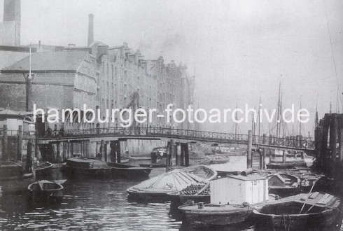 569_1885 Alte Aufnahme vom Altonaer Holzhafen (ca. 1885). Beladene Schuten und ein Hausboot liegen geschütze zwischen Ponton und Kaimauer - Industriearchitektur direkt am Wasser.