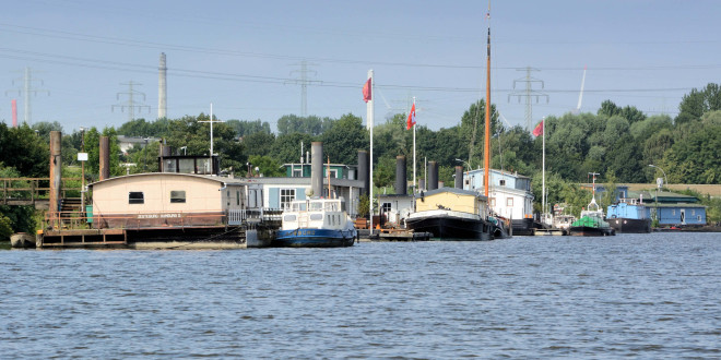 2153 Fotos aus dem Hamburger Stadtteil Kleiner Grasbrook, Bezirk Mitte; Arbeitsschiffe / Hausboote am Berliner Ufer im Spreehafen.