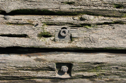 3411 Fotos von der Billwerder Bucht, ursprünglicher Verlauf der Hamburger Norderelbe bis 1879. Detail der Holzkonstrukiton der historischen Wassertreppe 51 am Moorfleeter Deich in Hamburg Moorfleet. Der bewegliche Niedergang ermöglichte es bei den untersc