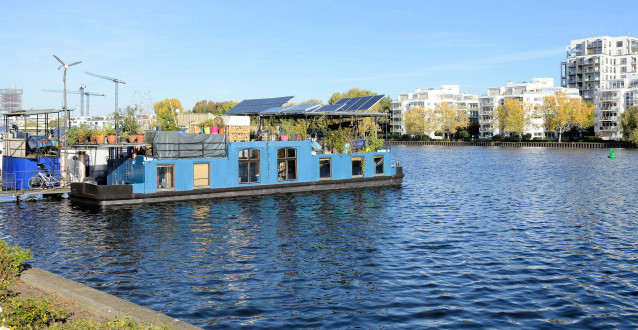 8590  Hausboote am Spreeufer - Neubauten am gegenüber liegenden Ufer; Fotos vom Bezirk Treptow-Köpenick  in Berlin.