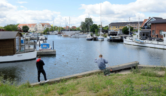 4369  Hausboote und Sportboote am Hafen, Angler am Kai - Fotos von Køge, einer Hafenstadt  in der Region Sjælland auf der Insel Seeland in Dänemark.