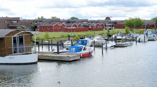 4370   Hausboote und Sportboote am Hafen  - Fotos von Køge, einer Hafenstadt  in der Region Sjælland auf der Insel Seeland in Dänemark.