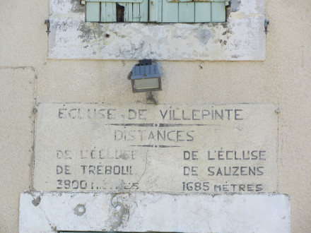 Canal du Midi, écluse (simple) de Villepinte, plaque de la maison éclusière, commune de Villepinte, Aude.