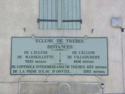 Canal du Midi, écluse (triple) de Trèbes, plaque de la maison éclusière.
