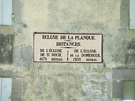 Canal du Midi, écluse (simple) de La Planque, plaque de la maison éclusière (montage photo), limitrove des communes de Mas-Saintes-Puelles et de Castelnaudary, Aude.