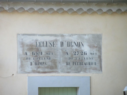 Canal du Midi, écluse (double) d'Ognon, plaque de la maison éclusière, commune d'Olonzac, Hérault, première écluse dans ce département.