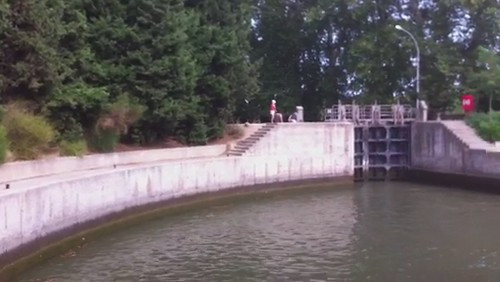 Canal du Midi, petite vidéo sur l'écluse ronde d'Agde (écluse simple), commune d'Agde, Hérault.