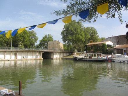 Canal du Midi, arrivée sur l'écluse ronde d'Agde, commune d'Agde, Hérault.