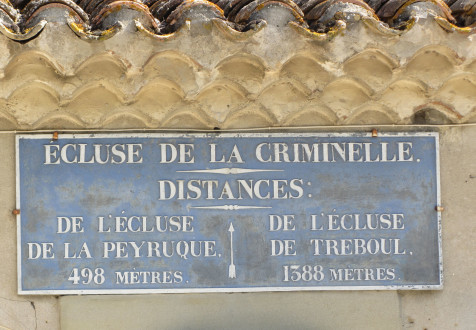 Canal du Midi, écluse (simple) de La Criminelle, plaque de la maison éclusière, commune de Saint Martin Lalande, Aude.