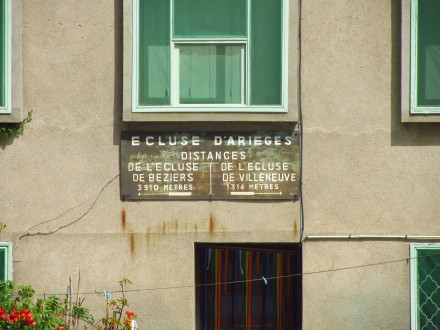 Canal du Midi, écluse (simple) d'Arièges, plaque de la maison éclusière, commune Villeneuve lez Béziers, Hérault.