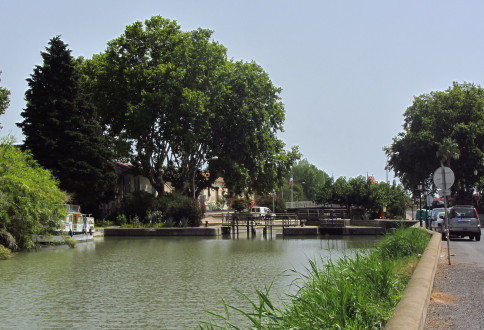 Canal du Midi, écluse (simple) de Villeneuve, commune Villeneuve lez Béziers, Hérault.