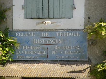 Canal du Midi, écluse (simple) de Tréboul, plaque de la maison éclusière, commune de Pexiora, Aude.