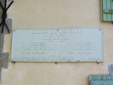 Canal du Midi, écluse (simple) de l'Evèque, plaque de la maison éclusière, commune de Villedubert, Aude.
