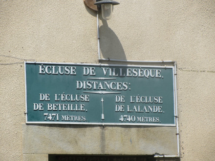 Canal du Midi, écluse (simple) de Villesèque, plaque de la maison éclusière, commune de Caux-et-Sauzens, Aude.