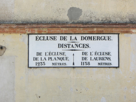 Canal du Midi, écluse (simple) de la Domergue, plaque de la maison éclusière, commune de Mas-Saintes-Puelles, Aude.