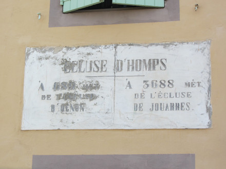 Canal du Midi, écluse (simple) d'Homps, plaque de la maison éclusière, commune d'Homps, Aude.