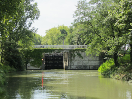 Canal du Midi, 4e bief (bief Bayard, 12 km 177), à l'approche de l'écluse de Castanet.