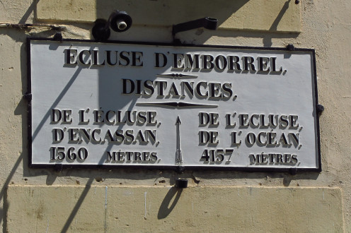 Canal du Midi, écluse (simple) d'Emborrel, plaque de la maison éclusière, commune d'Avignonet-Lauragais, Haute Garonne, dernière écluse dans ce département.