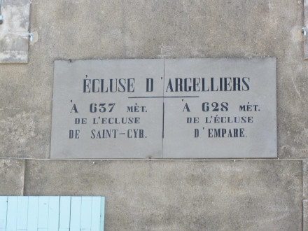 Canal de Jonction, écluse (simple) d'Argeliers, plaque de la maison éclusière, commune de Sallèles d'Aude.