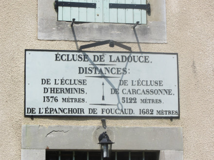 Canal du Midi, écluse (simple) de La Douce, plaque de la maison éclusière, commune de Carcassonne, Aude.
