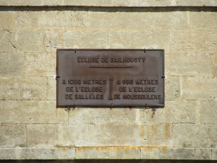 Canal de Jonction, écluse de Gailhousty, plaque de la maison éclusière, commune de Sallèles d'Aude.