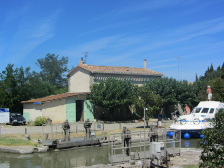 Canal du Midi, écluse (simple) de Marseillette, maison éclusière, commune de Marseillette, Aude, première écluse dans le Minervois.