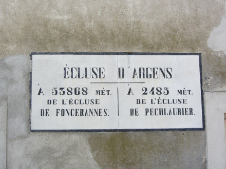 Canal du Midi, écluse (simple) d'Argens, plaque de la maison éclusière, commune d'Argens Minervois, Aude.