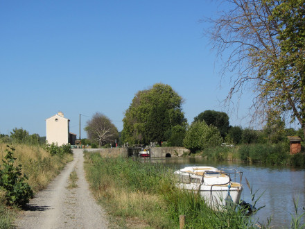 Canal du Midi, écluse (simple) d'Argens (sens Etang de Thau Toulouse, commune d'Argens Minervois, Aude), arrivée du 55e bief (bief de Fonsérannes ou Grand Bief, 53 km 869) en provenance de l'écluse de Fontséranne à Béziers