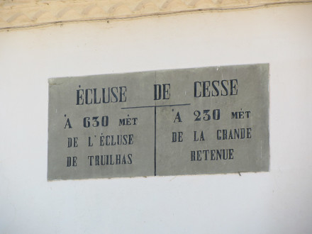 Canal de Jonction, écluse (simple) de Cesse, plaque de la maison éclusière, commune de Sallèles d'Aude.