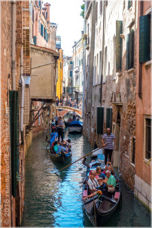 Venedig, viel Betrieb auf den Kanälen um die Oper