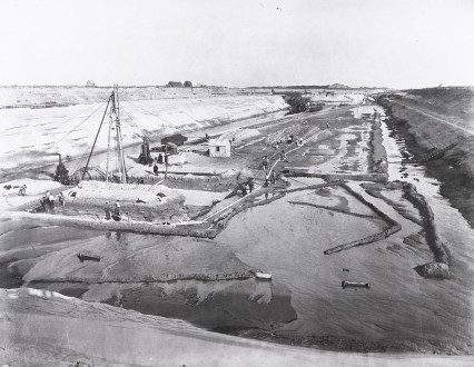 Betonstorting voor de sluis bij IJmuiden in 1891.