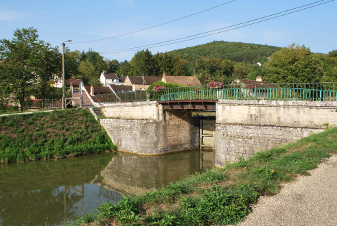 La Bussière-sur-Ouche (21) : écluse n°25 du canal de Bourgogne