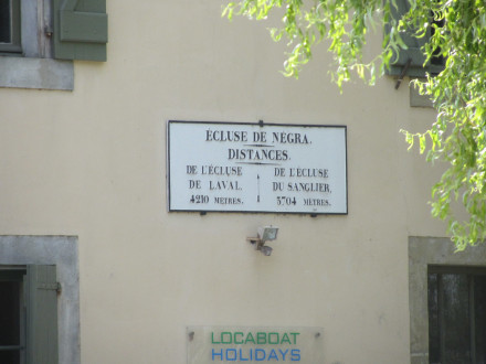 Canal du Midi, écluse (simple) de Negra, plaque de la maison éclusière, commune de Montesquieu-Lauragais, Haute Garonne.