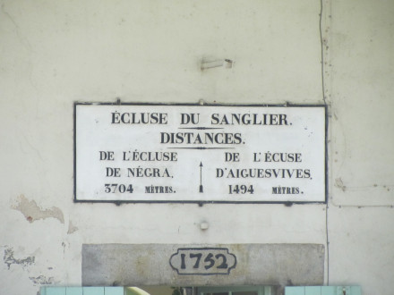 Canal du Midi, Ecluse (double) du Sanglier, plaque de la maison éclusière, commune d'Ayguevives, Haute Garonne.