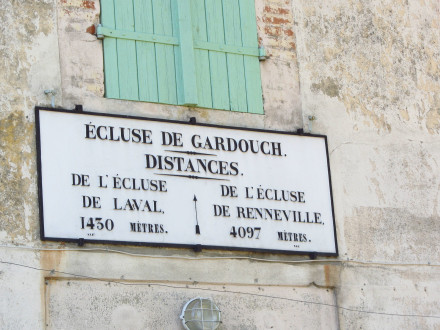 Canal du Midi, écluse (simple) de Gardouch, plaque de la maison éclusière, commune de Gardouch, Haute Garonne.