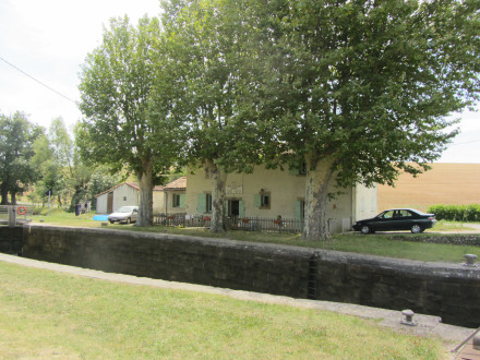 Canal du Midi, Ecluse (double) du Sanglier maison éclusière, commune d'Ayguevives, Haute Garonne.