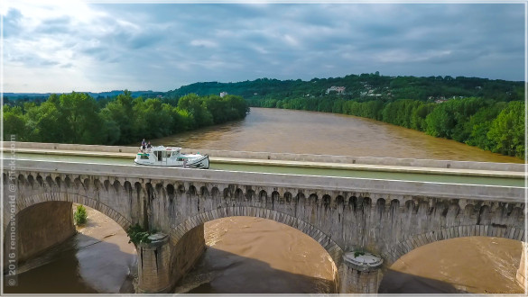 Hausbootferien 2016, Agen/La Baïse, Pont-canal d'Agen. überquert mit einer Länge von 539m  die Garonne