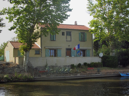 Canal du Midi, écluse (simple) de Bagnas, dernière écluse en venant de Toulouse, maison éclusière, commune d'Agde, Hérault.