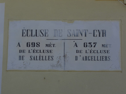 Canal de Jonction, écluse (simple) de Saint Cyr, plaque de la maison éclusière, commune de Sallèles d'Aude.