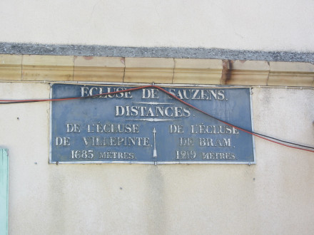 Canal du Midi, écluse (simple) de Sauzens, plaque de la maison éclusière, commune de Bram, Aude.