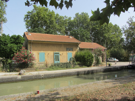 Canal du Midi, écluse (simple) de Béziers, maison éclusière, commune de Béziers, Hérault.