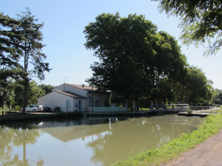 Canal du Midi, écluse (double) d'Ognon, commune d'Olonzac, Hérault, première écluse dans ce département.