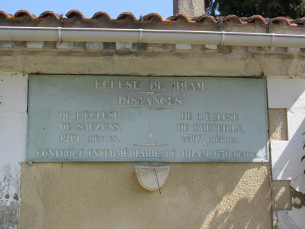 Canal du Midi, écluse (simple) de Bram, plaque de la maison éclusière, commune de Bram, Aude, dernière écluse en Lauragais.