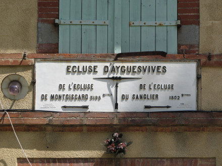 Canal du Midi, écluse (double)  d'Ayguevives, plaque de la maison éclusière, commune d'Ayguevives, Haute Garonne.
