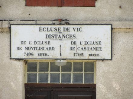 Canal du Midi, écluse (simple) de Vic, plaque de la maison éclusière,  commune de Castanet Tolosan, Haute Garonne.