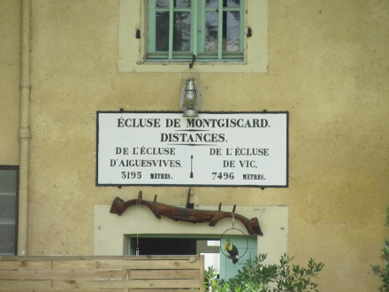 Canal du Midi, écluse (double) de Montgiscard, plaque de la maison éclusière, commune de Montgiscard, Haute Garonne.